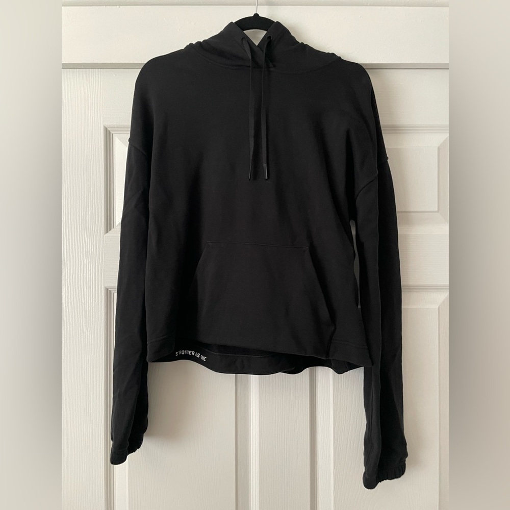 lululemon Barry’s Bootcamp Black Cropped Pullover. Size 10